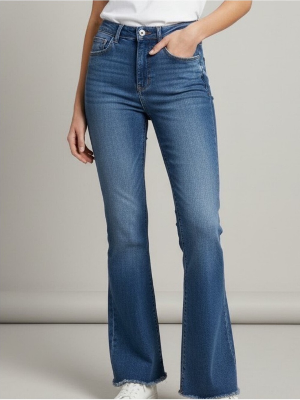 BCBG Flare Curvy High Rise Jeans Stretchy Medium Blue Wash Women’s Size 3/26